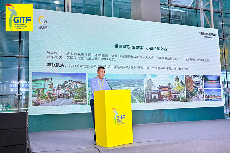 成都文旅金牌推介大使在展會現場推介世園會黃金旅游線路。成都市文廣旅局供圖
