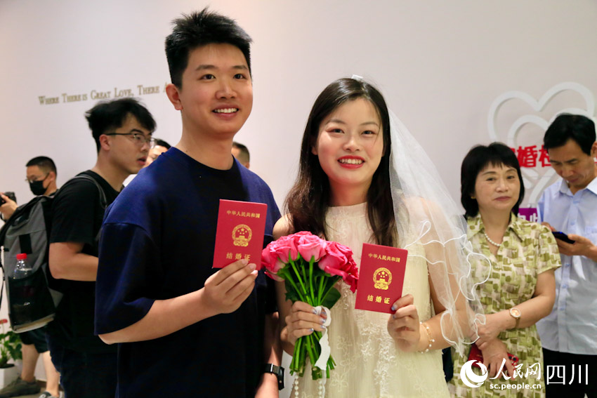 5月20日登记结婚的恋人。人民网记者 朱虹摄