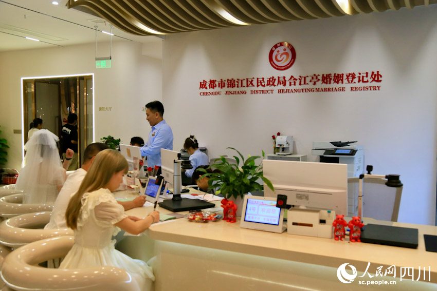 5月20日登记结婚的恋人。人民网记者 朱虹摄