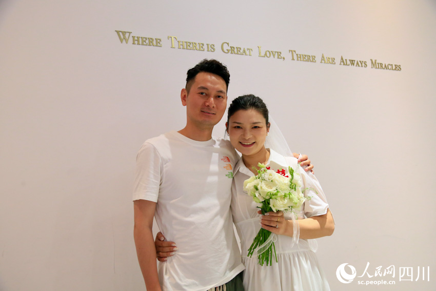 5月20日登记结婚的恋人。人民网记者 朱虹摄