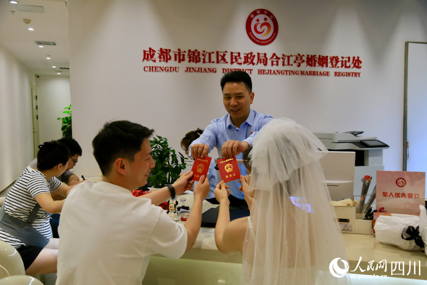 5月20日登记结婚的恋人。人民网记者 朱虹摄