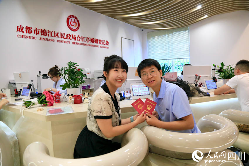 5月20日登记结婚的恋人。人民网记者 朱虹摄