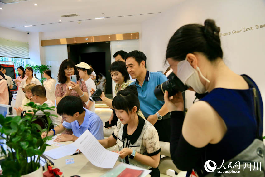 5月20日登记结婚现场，家人和朋友一起记录和见证一对新人登记。人民网记者 朱虹摄