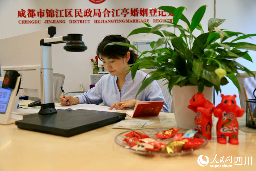 5月20日忙碌的工作人员。人民网记者 朱虹摄