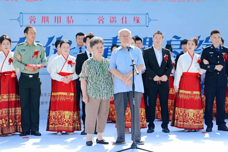 金婚老人送祝福。青羊區融媒體中心供圖