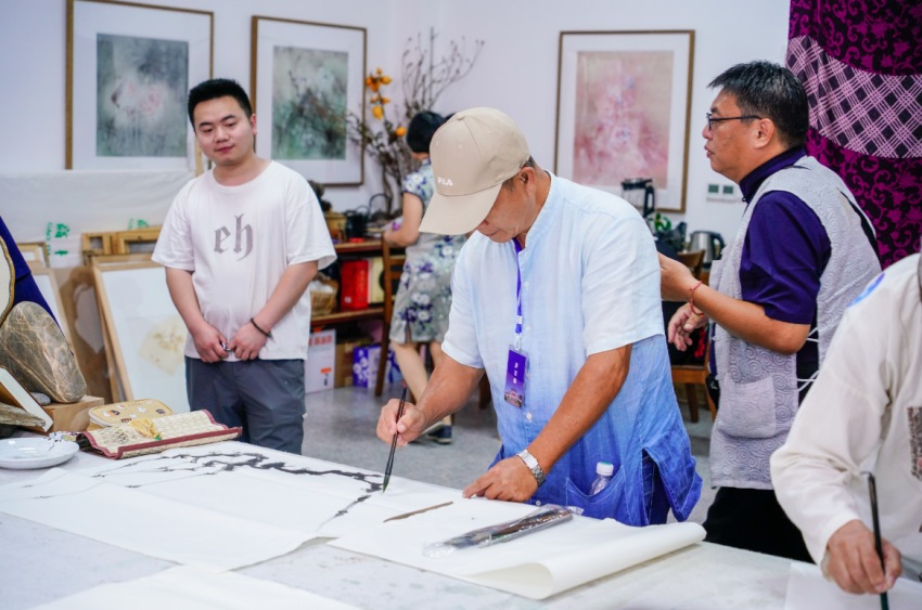 兩岸藝術家在515藝術創窟畫室創作並交流心得。張靖攝