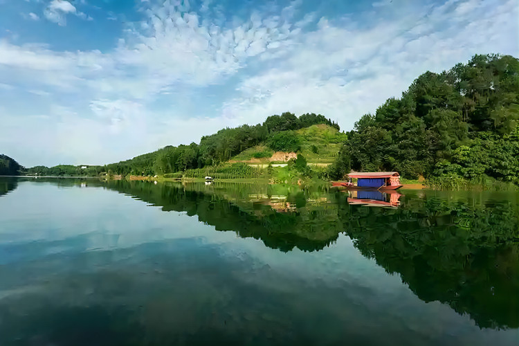 七仙湖湖面。杨琴供图