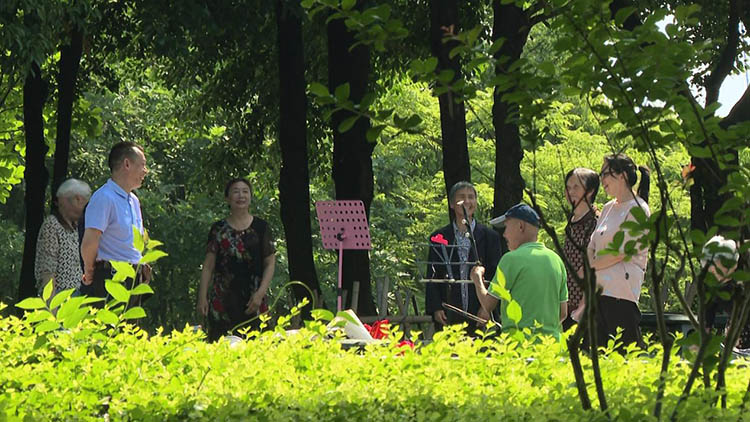 市民在一曼公园放松心情。叙州区融媒体中心供图