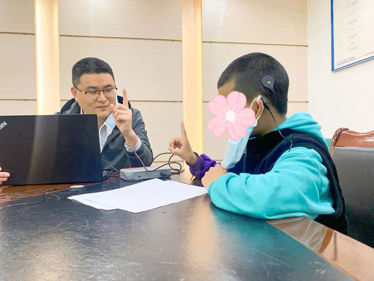 一位患者戴著人工耳蝸在成都仁品醫院進行康復訓練。徐田莉供圖