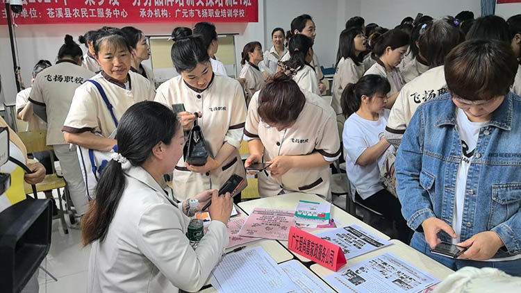 专场招聘会现场。欧阳儒供图