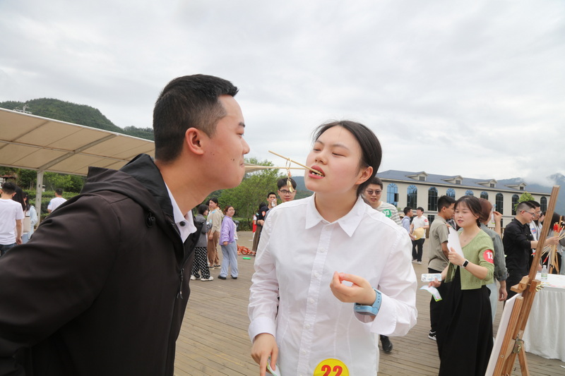 男女青年人才參加互動游戲  馬發海攝