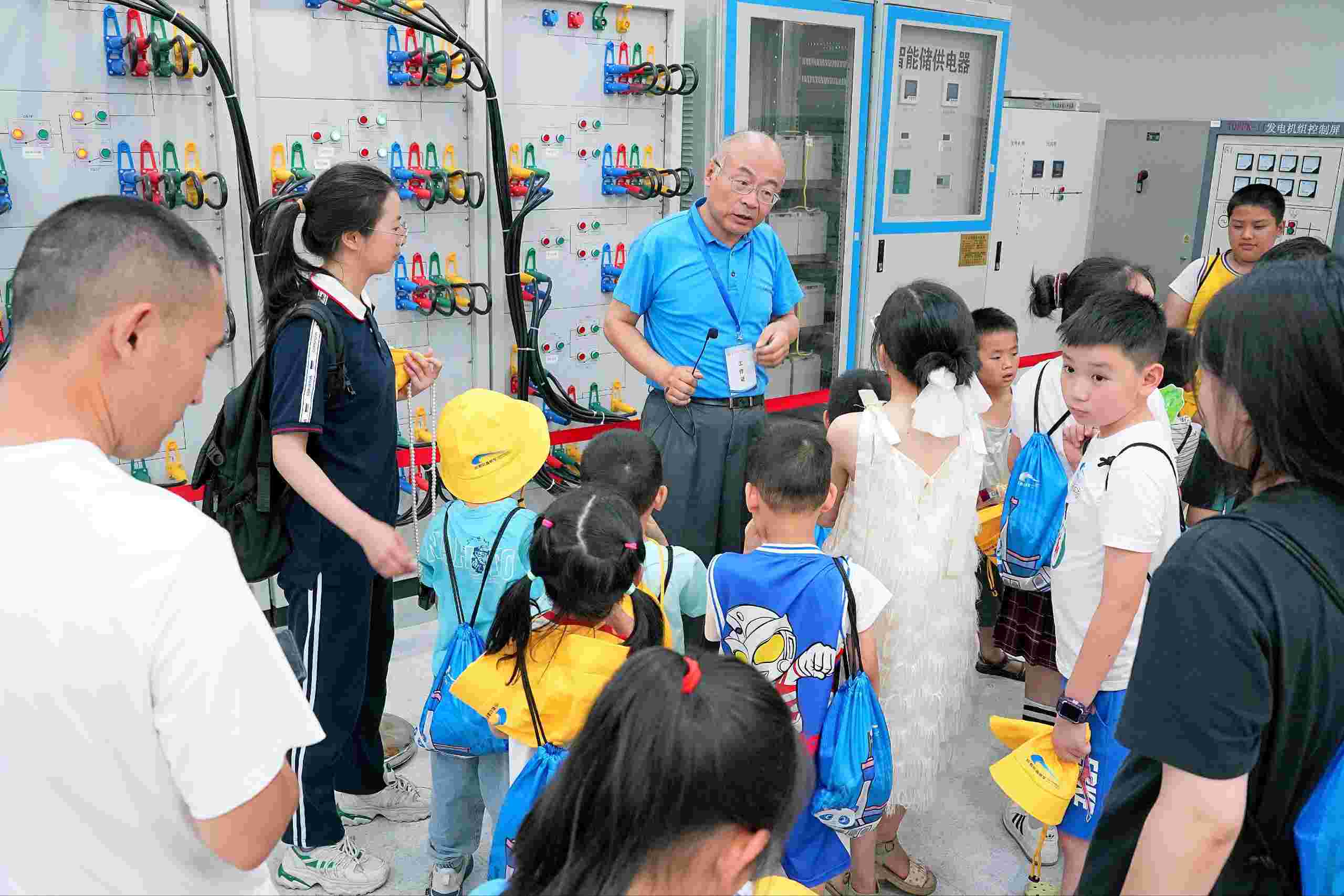 孩子們聽工作人員講解地鐵相關知識。成都軌道集團供圖