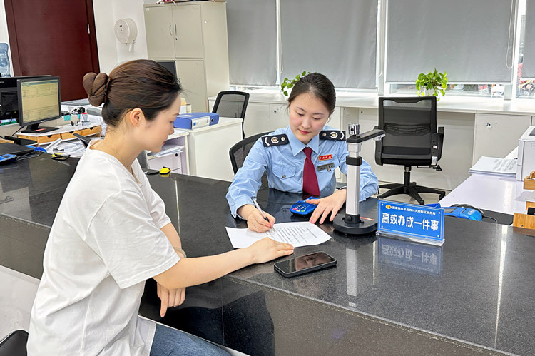 天府新区税务局“高效办成一件事”窗口正在为群众办理业务。成都市税务局供图