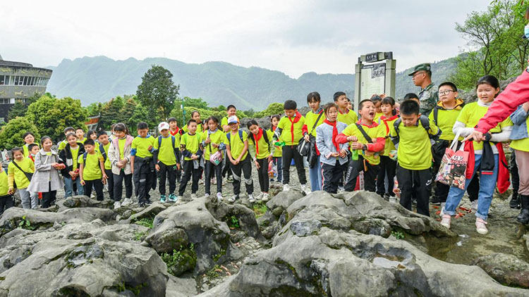 地质科普研学游。蜀南文旅集团供图