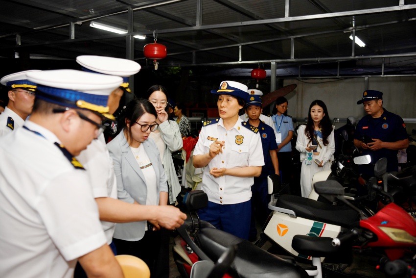 四川省消防救援总队陈硕总工程督导电动自行车夜查情况。四川省消防救援总队供图