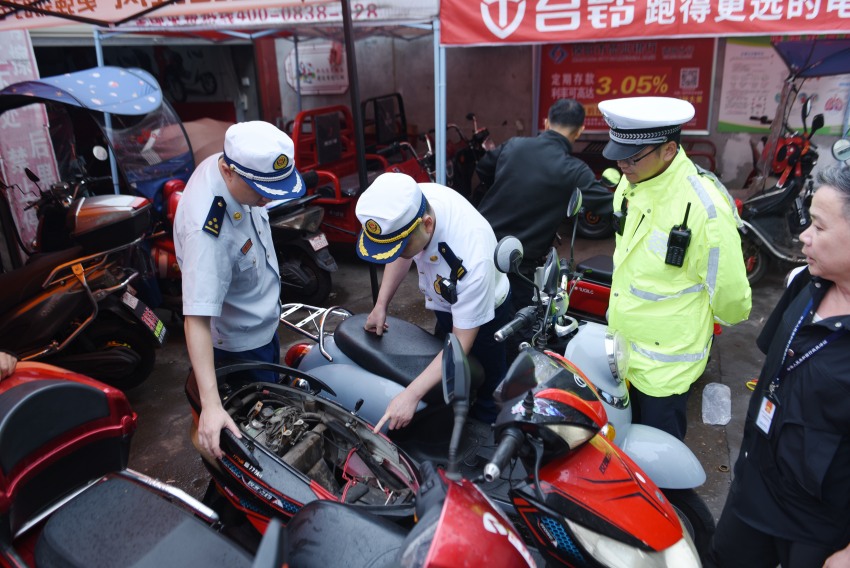 资阳市联合检查组检查电动自行车是否存在外设蓄电池托架、改造蓄电池槽盒、更换大容量蓄电池等违法违规行为。四川省消防救援总队供图