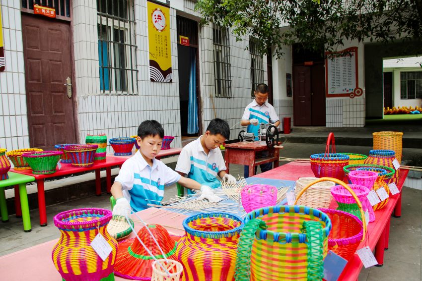 正在编织小工艺品的孩子。宣汉县委宣传部供图