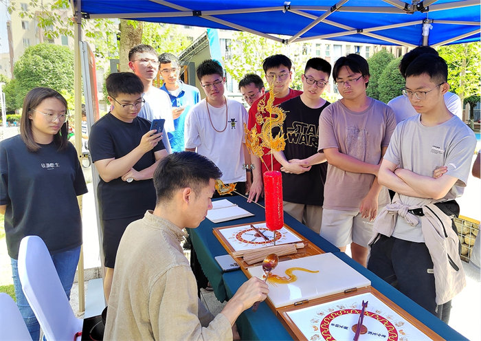 成都糖画第六代传承人唐小杰为同学们制作糖画。电子科技大学供图