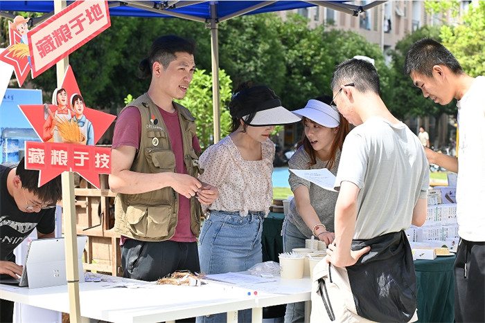 同学们在农耕文化体验区参加答题挑战。电子科技大学供图