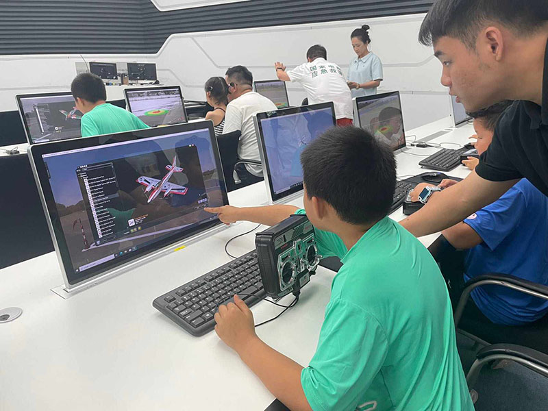 孩子们进行无人机模拟飞行体验。王彬摄 