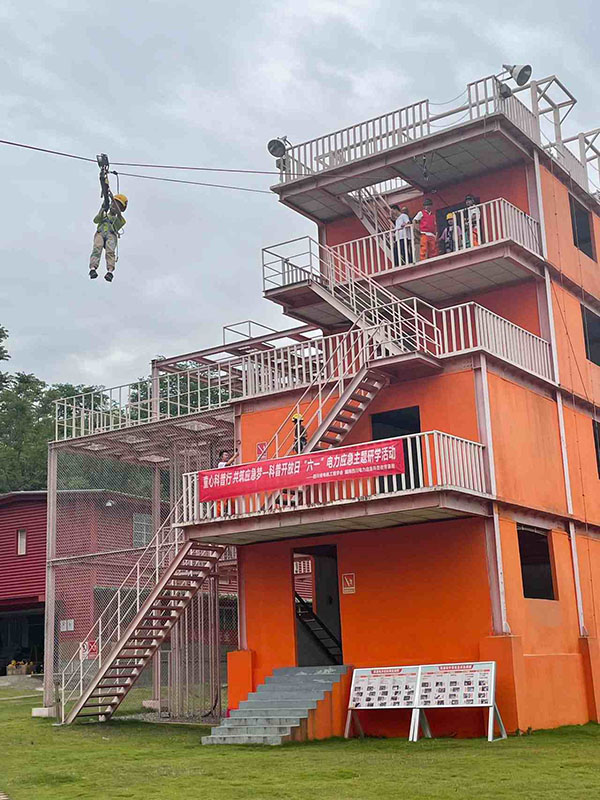孩子们体验高空溜索速降救援。王彬摄