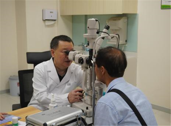 专家团队为患者诊疗。爱尔眼科四川省区供图
