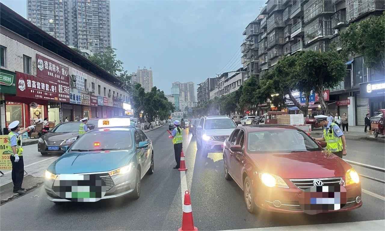 資陽公安交警高考前期排查通行車輛。資陽公安交警供圖