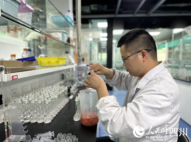 苑东生物科研人员正在进行试验。人民网记者 王波摄