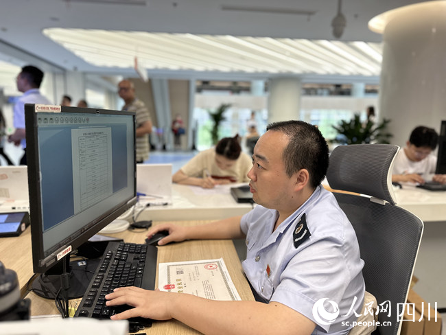 成都高新办税服务窗口。人民网记者 王波摄