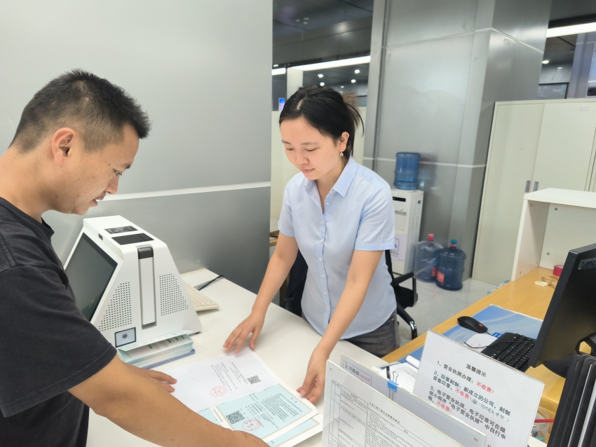 “开办餐饮店一件事”首例案例成功办理。刘姣摄