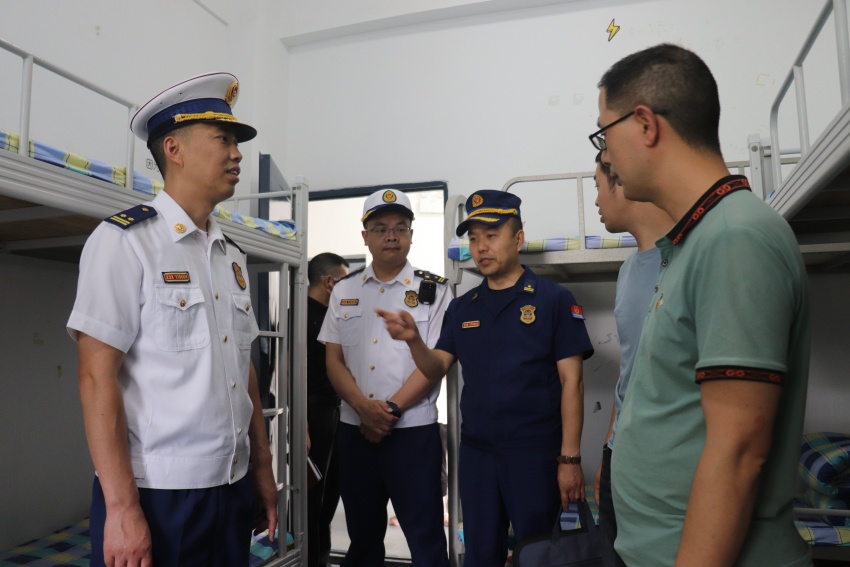 广元消防走进高考考点宿舍开展消防安全检查。四川省消防救援总队供图