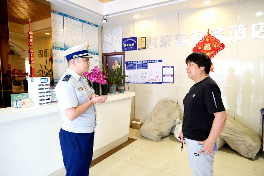 绵阳消防深入辖区高考考点周边宾馆酒店开展消防安全检查。四川省消防救援总队供图