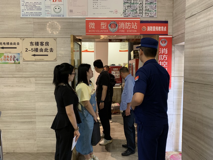 南充消防走进高考考点附近酒店，指导做好消防安全工作。四川省消防救援总队供图