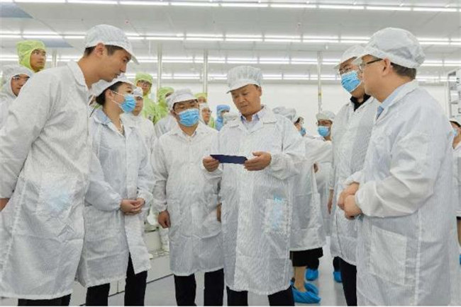 刘汉元主席与刘舒琪董事长仔细查看研发成果。通威集团供图