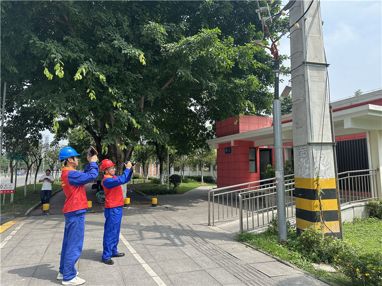 6月5日，国网成都市温江供电公司在温江二中考考点附近开展线路、设备等特巡。刘莞义摄