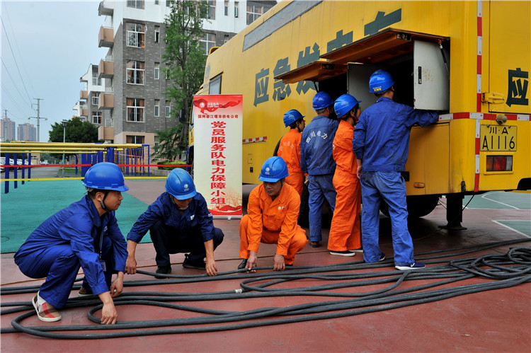 6月6日，国网成都市都江堰供电公司在高考考点接入中压发电车，进行应急电源补充。周依摄