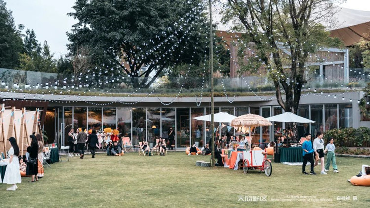 人们在麓湖公园社区逛市集。天府新区融媒体中心供图