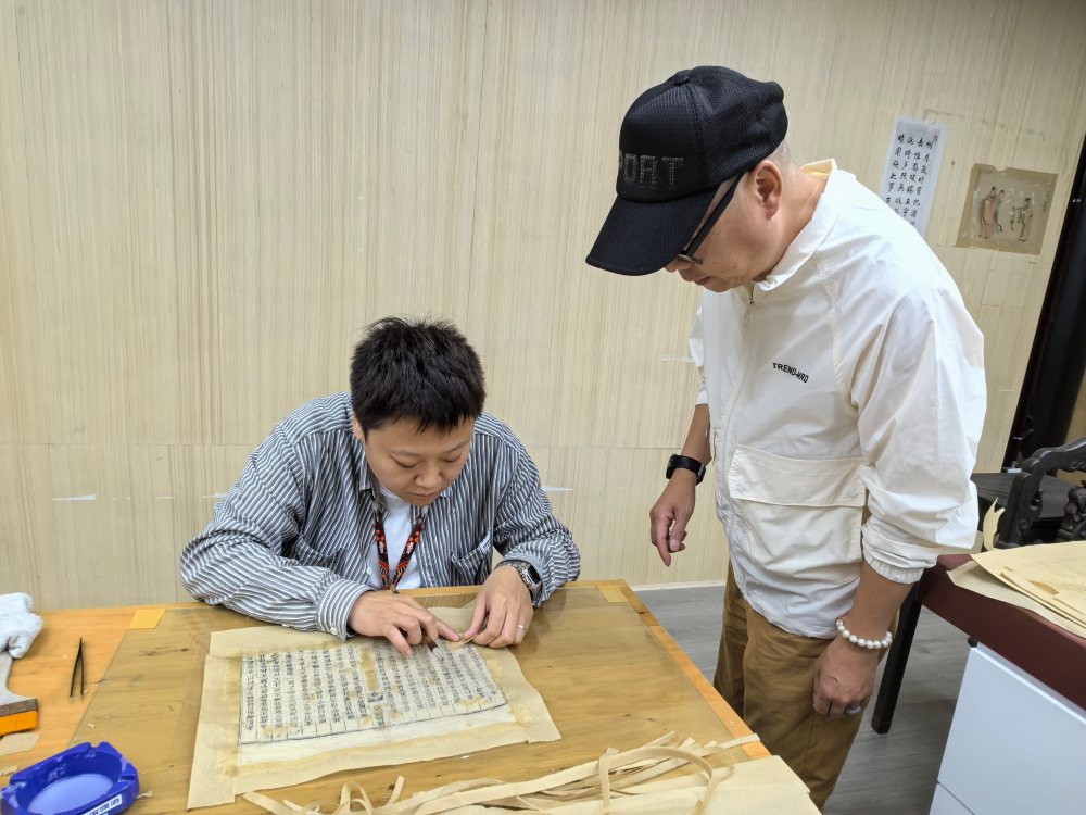 三苏祠工作人员正在修复古籍。眉山市文广旅局供图