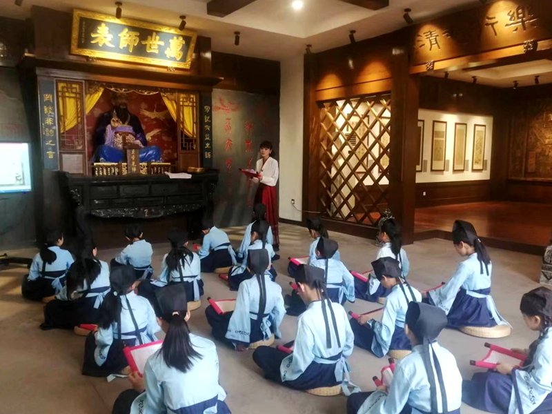 文峰山国学老师给大家讲授与端午佳节相关知识。渠县县委宣传部供图