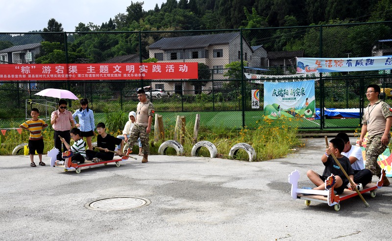 乐动农场开展划旱船活动。王彦力摄