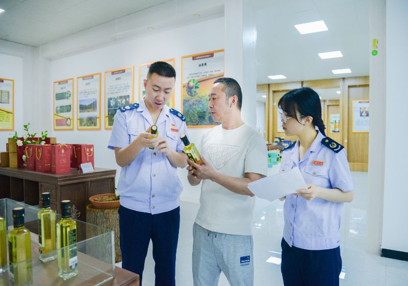 叙永县税务干部在四川乌蒙山雨阳油茶科技有限公司了解自主研发产品销售情况。叙永县税务局供图