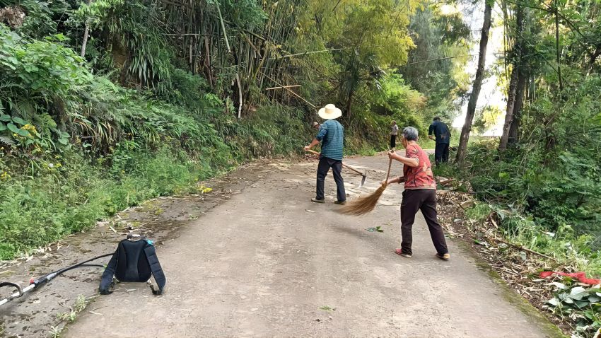 村民积极参与卫生清扫。达州市通川区融媒体中心供图