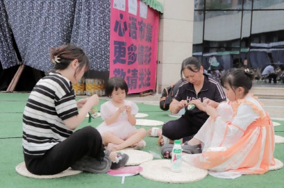 愛心公園舉行包粽子、做香囊等家庭活動。劉賢虎攝