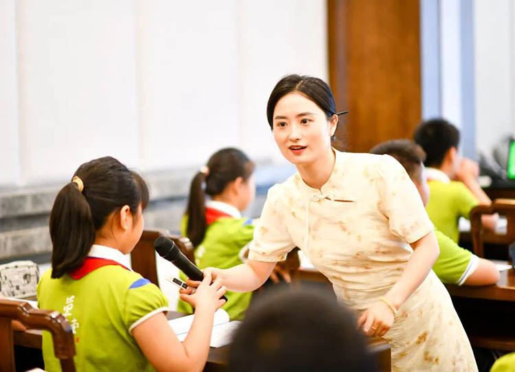 學生積極發言。成都草堂小學供圖
