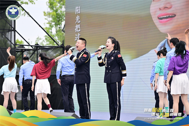 成都市公安局民辅警演唱曾获得全国一等奖的成都市禁毒公益歌曲《为爱出发》。四川省禁毒委员会供图