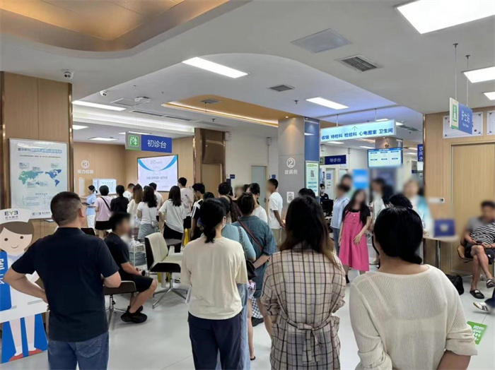 医院大厅里咨询近视手术的患者和家属。爱尔眼科四川省区供图