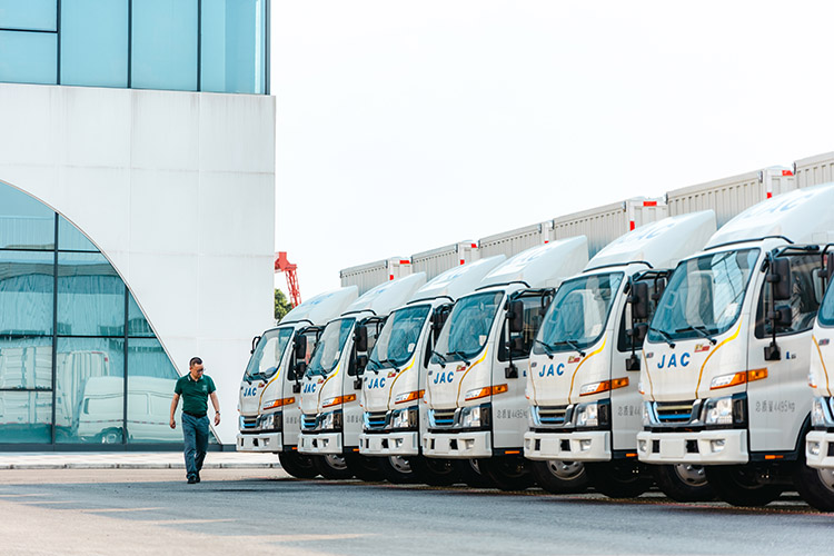 成都正業佶祥汽車銷售公司陳友富正在對即將出口的一批汽車進行檢查。四川省稅務局供圖