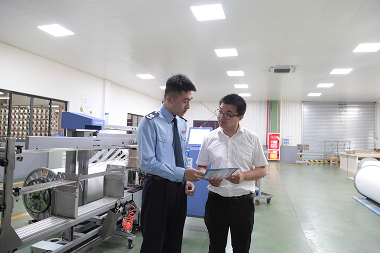 川南臨港片區稅務干部到企業宣傳最新稅費優惠政策。四川省稅務局供圖