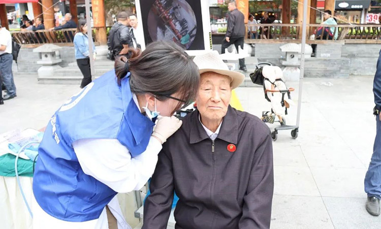 為老人檢查耳朵。成都仁品供圖