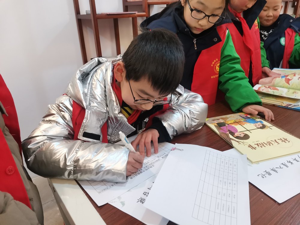 愛心書屋裡借閱書籍的小朋友正在登記。資陽市文明辦供圖